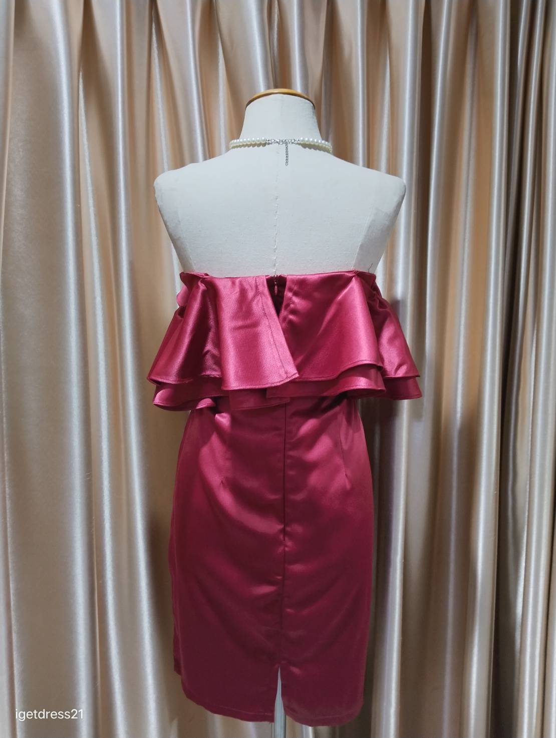 (PRE-LOVED) สั้นแดงไวน์ปาดไหล่อกระบาย2ชั้น (L)