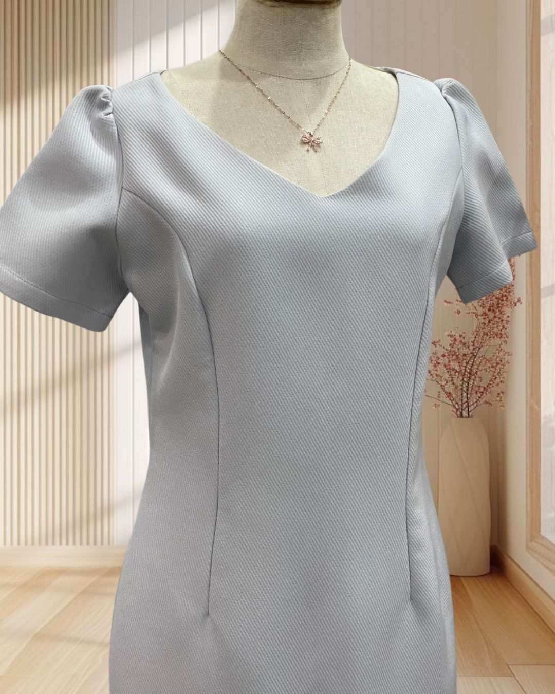 (PRE-LOVED) เดรสสั้นสีฟ้า มีแขน คอวี ไซส์ L