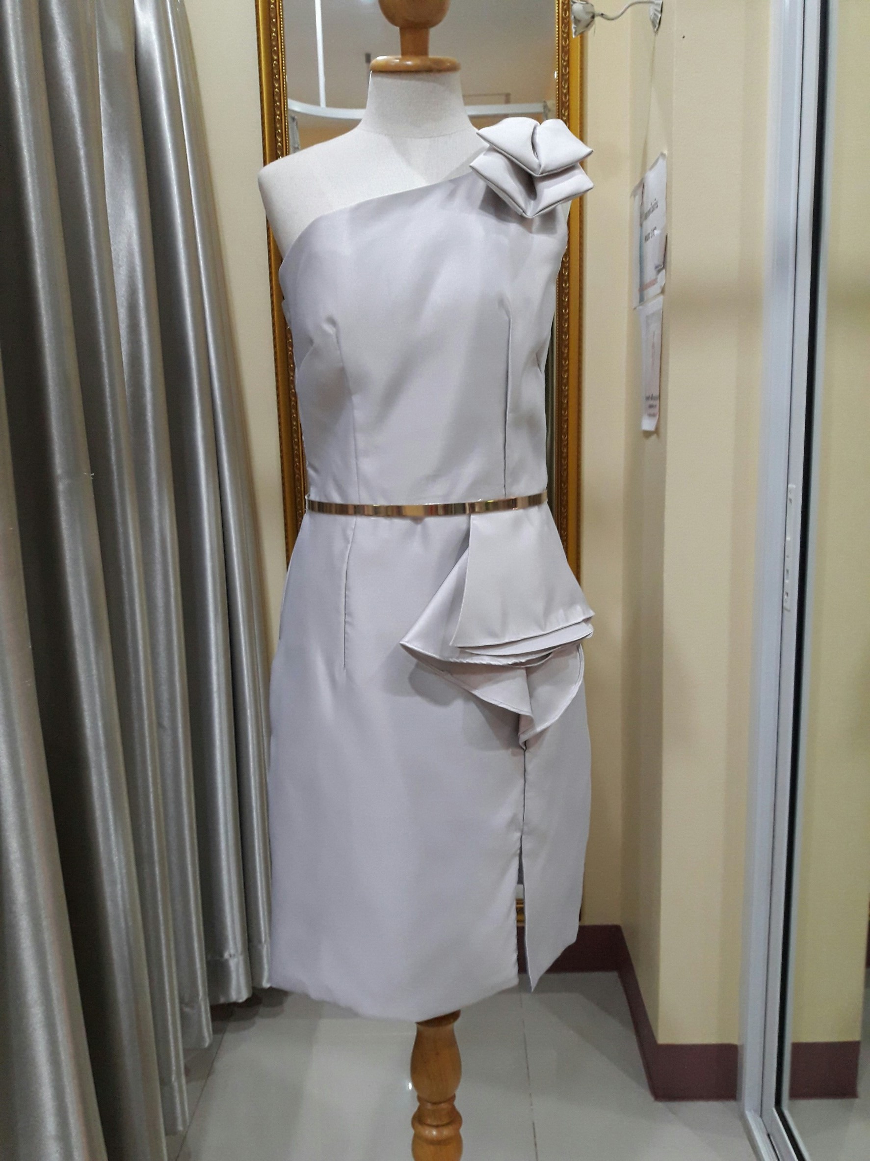 ชุดราตรีสั้นสีเทาไหล่เบี่ยงติดโบว์ (Size : M) มือ2