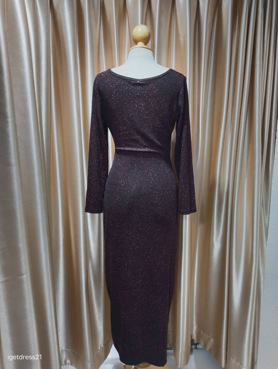 (PRE-LOVED) ชุดราตรียาวกลิตเตอร์ รัดรูปแขนยาว สีแดง L