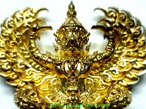 พญาครุฑ รุ่นรวยหมื่นล้าน หลวงพ่อพัฒน์ วัดห้วยด้วน นครสวรรค์ พิมพ์ใหญ่ (ขนาด 4x3.5 ซม.) เนื้อทองทิพย์ ปี ๒๕๖๓ โค๊ดเลข ๓๓๔ กล่องเดิม