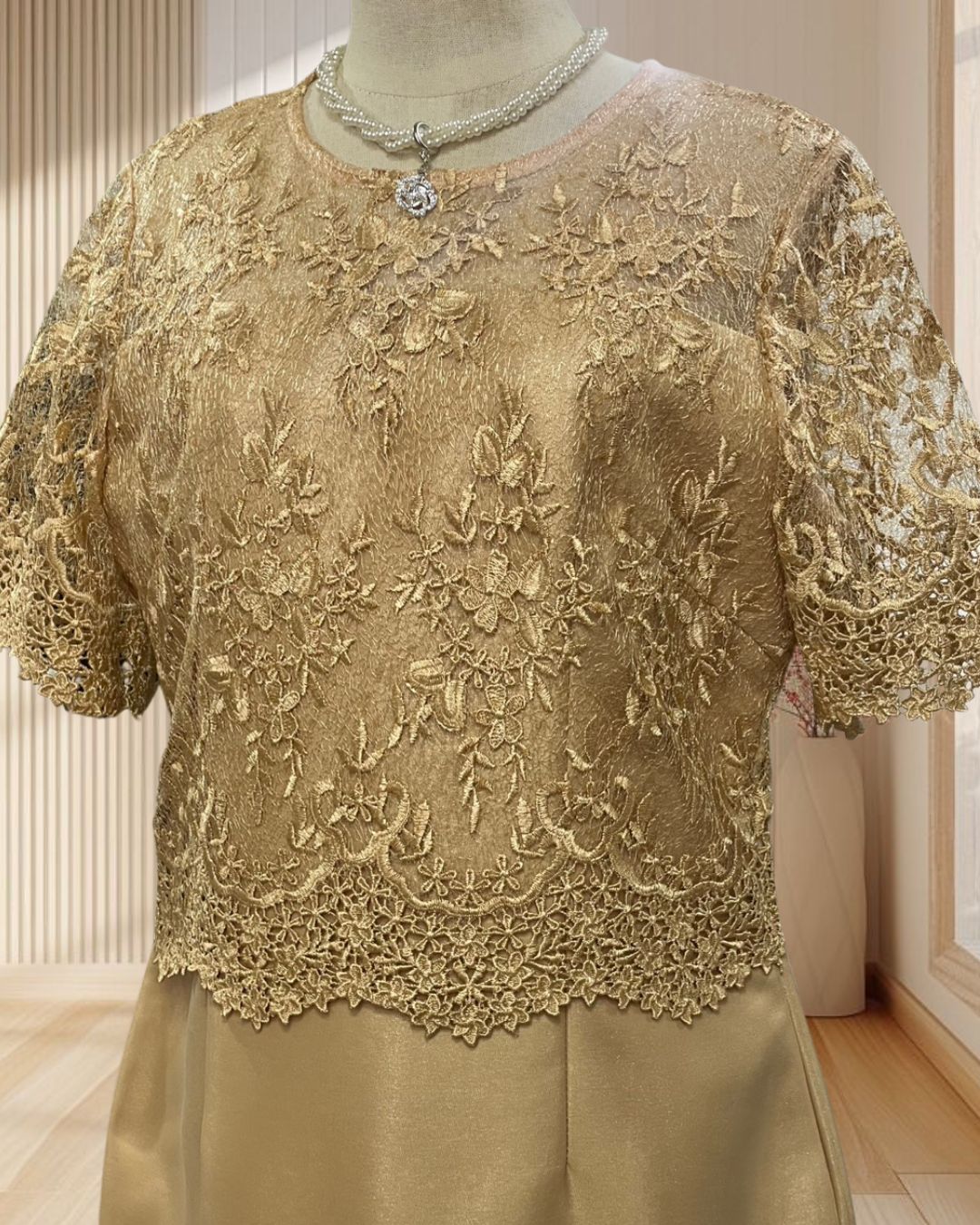 (PRE-LOVED) ชุดเดรสคุณแม่ เสื้อลูกไม้สีทอง ไซส์ L