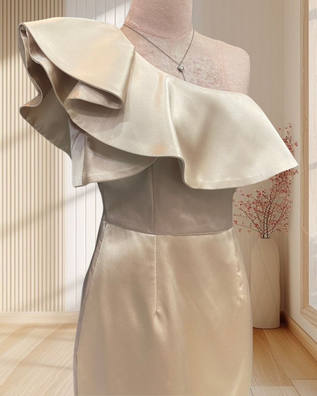 (PRE-LOVED) ราตรีสั้นสีนู้ดบ่าเฉียงระบายกระโปรงทรงสอบ ไซส์ M