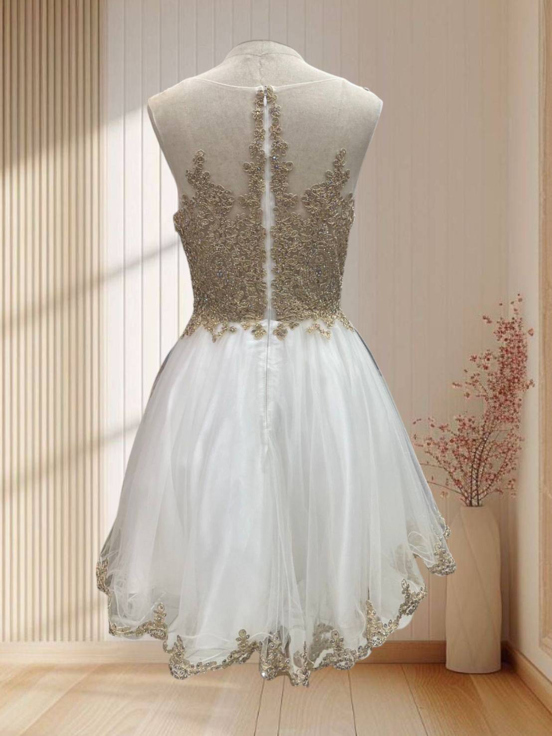 (PRE-LOVED) ราตรีสั้นแขนกุดสีขาว แต่งเพชร กระโปรงผ้ามุ้งฟูๆ ไซส์ M