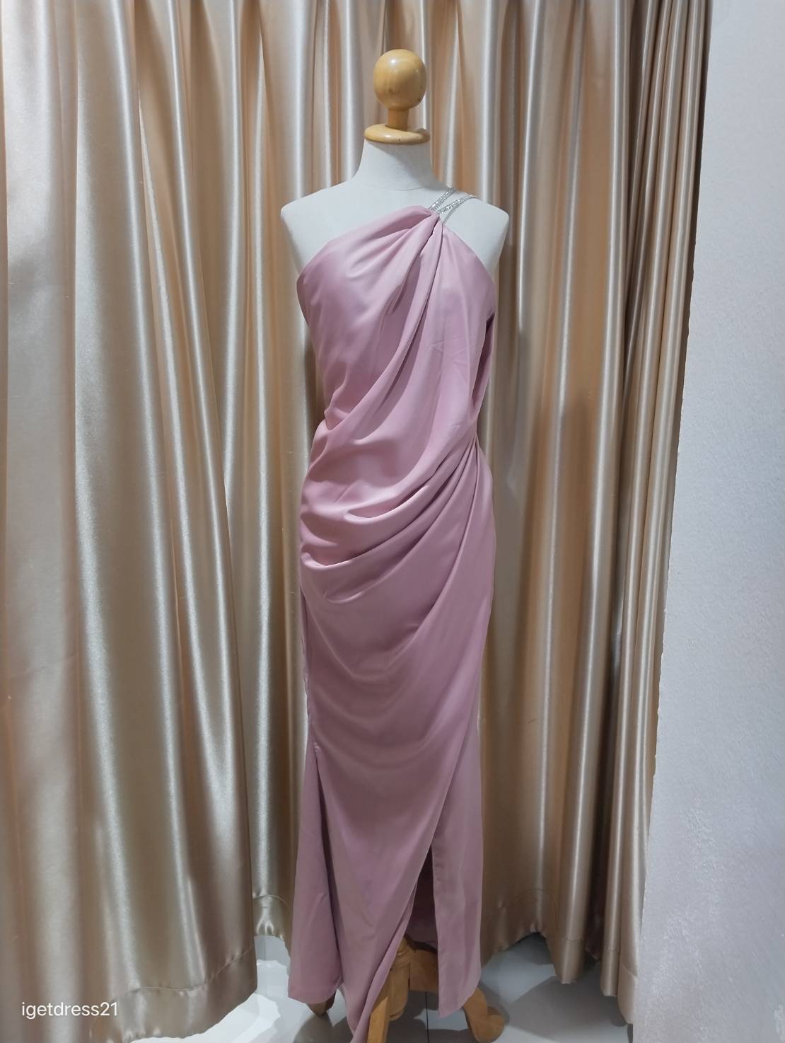 ชุดราตรียาวสีชมพูสายเพชร XL