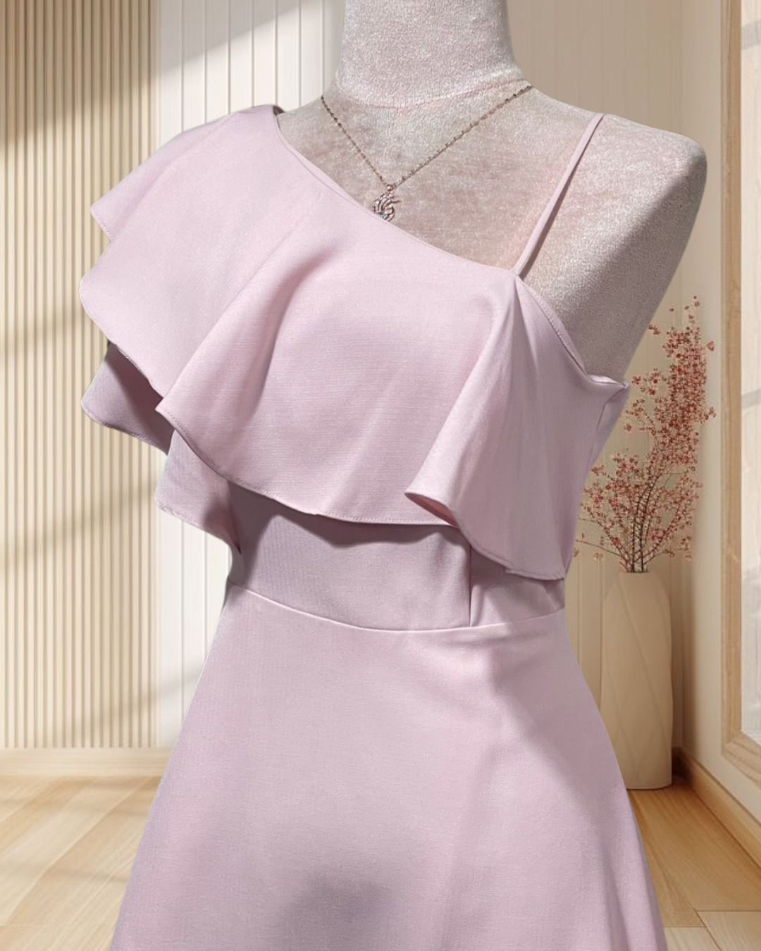 (PRE-LOVED) ราตรีสั้นสีชมพู บ่าเฉียง แขนระบาย กระโปรงบาน ไซส์ M