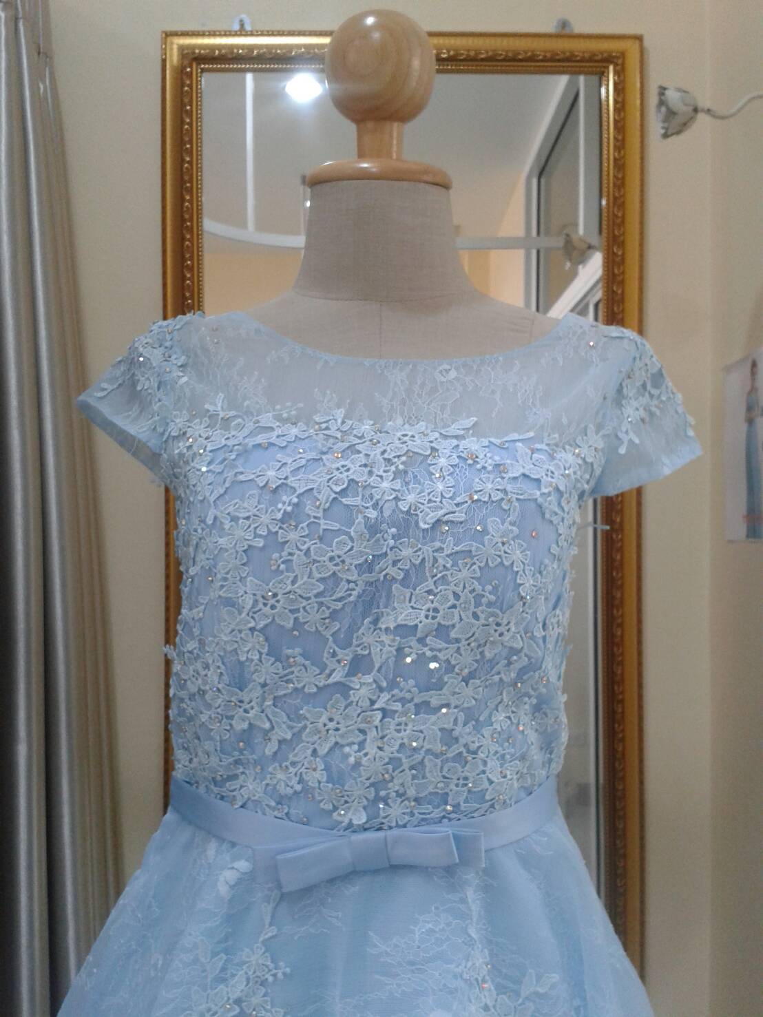 (PRE-LOVED) ราตรีสั้นสีฟ้ามีเเขนอกเเต่งลูกไม้กระโปรงมุ้ง(ฟรีไซส์)