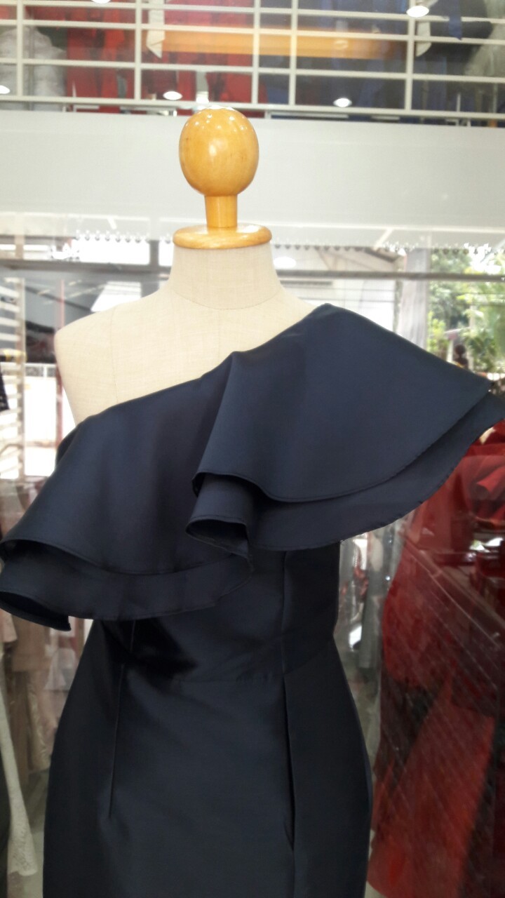 (PRE-LOVED) ยาวกรมบ่าเบี่ยงซ้ายระบาย (S)