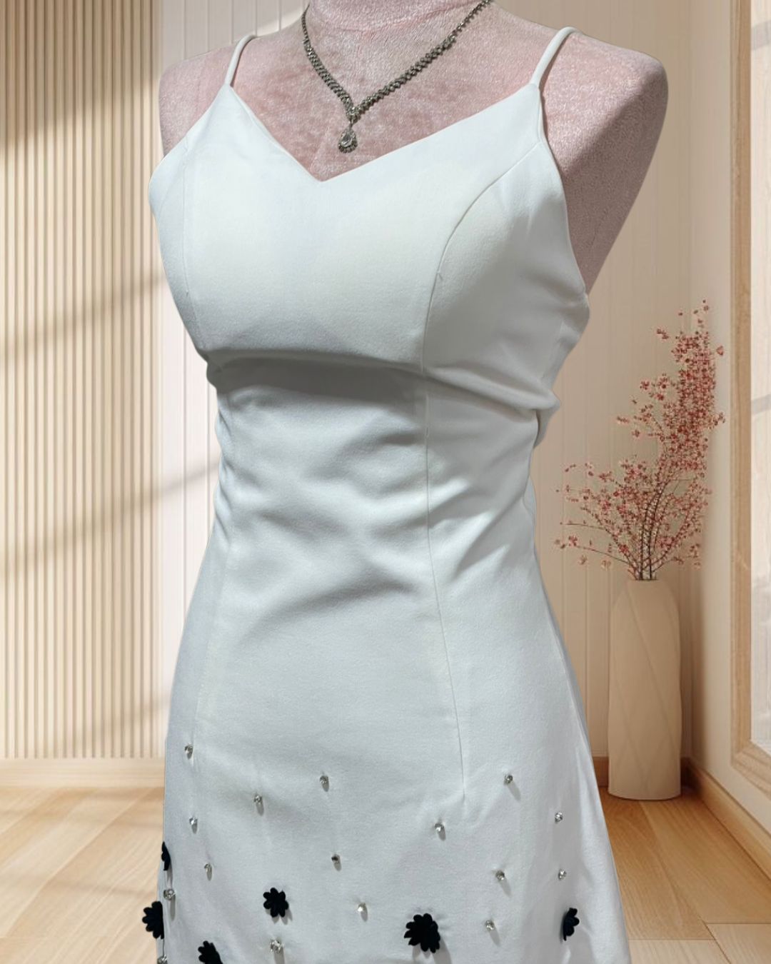 (PRE-LOVED) ชุดเดรสสายเดี่ยวสีขาว ปักดอกไม้ดำ เพชร ไซส์ S