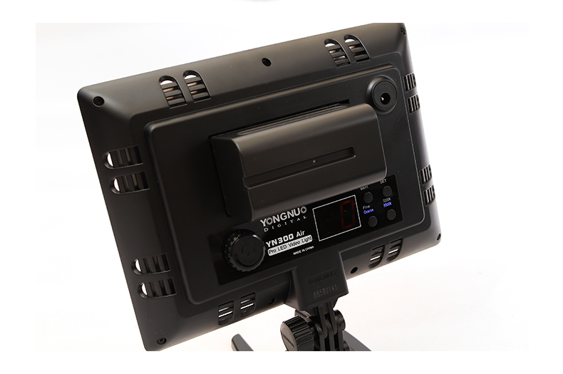 ไฟต่อเนื่องยี่ห้อYONGNUO LED Video Light รุ่นYN-300 Air ราคาไม่รวมแบตและที่ชาร์จ