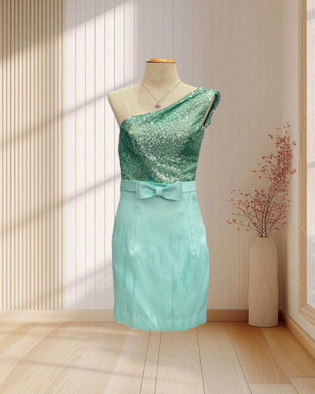 (PRE-LOVED) ราตรีสั้นสีเขียวมิ้นท์ ปักเลื่อมบ่าเฉียง ไซส์ XS