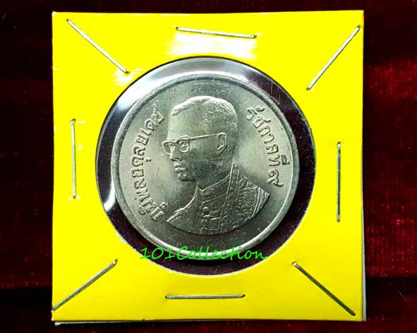 เหรียญ 5 บาท หลังพระครุฑพ่าห์ ปี 2525 ปีผลิต (โค๊ต๒๘) สินค้าตรงตามภาพ โค๊ต ๒๘ สภาพพอสวย ไม่ผ่านการใช้งาน มีรอยบิ่นขอบอยู่บ้างโปรดพิจารณาตามรูป