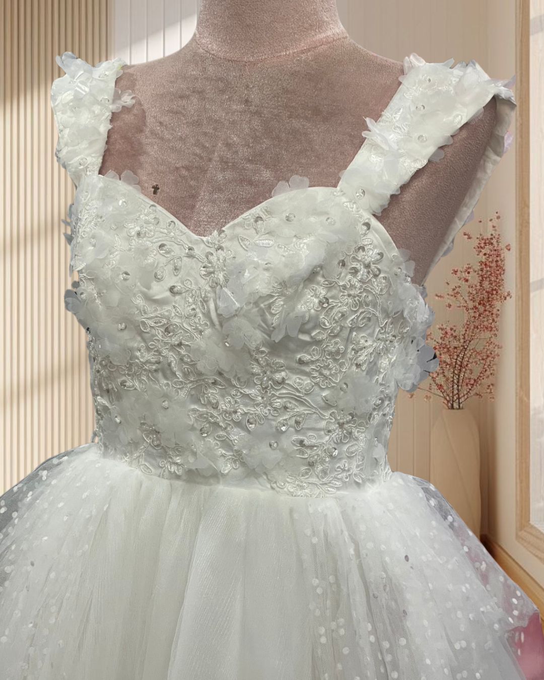 (PRE-LOVED) ราตรีสั้นสีขาว ผ้ามุ้งกระโปรงบาน ปักดอกไม้ 3D ไซส์ S