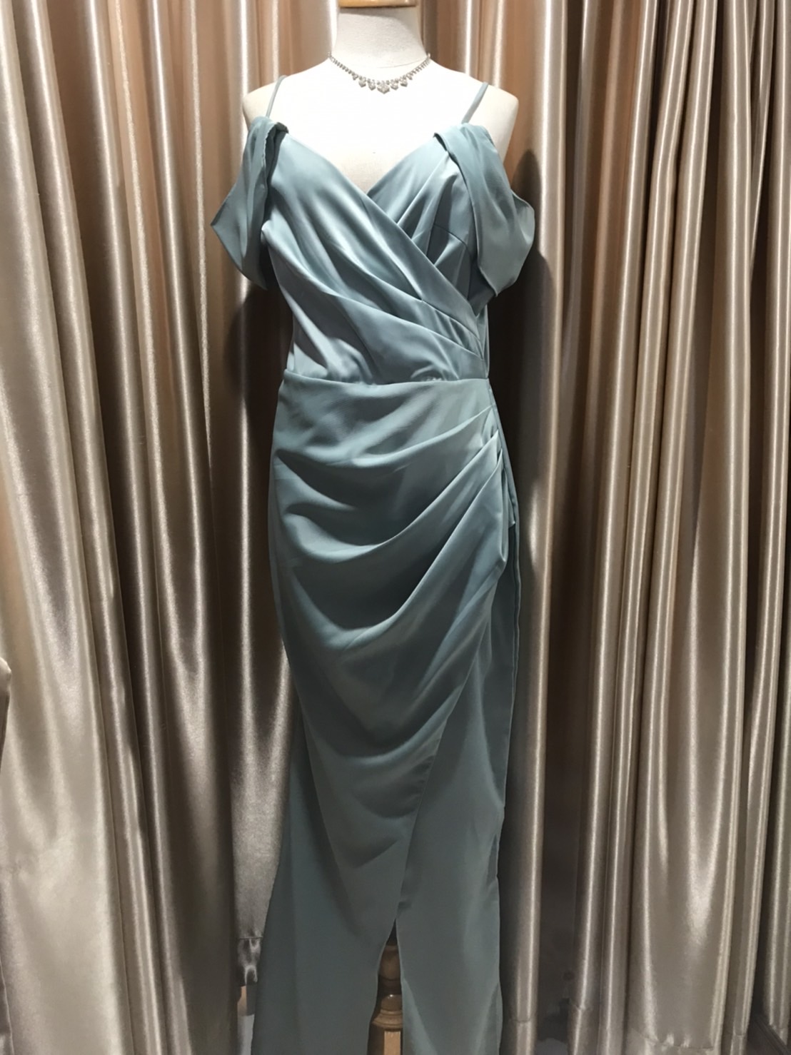 (PRE-LOVED) ราตรียาวฟ้าเขียวสายเดี่ยว อ้อมแขน ผ้าเครปซาติน ไซส์ 2XL