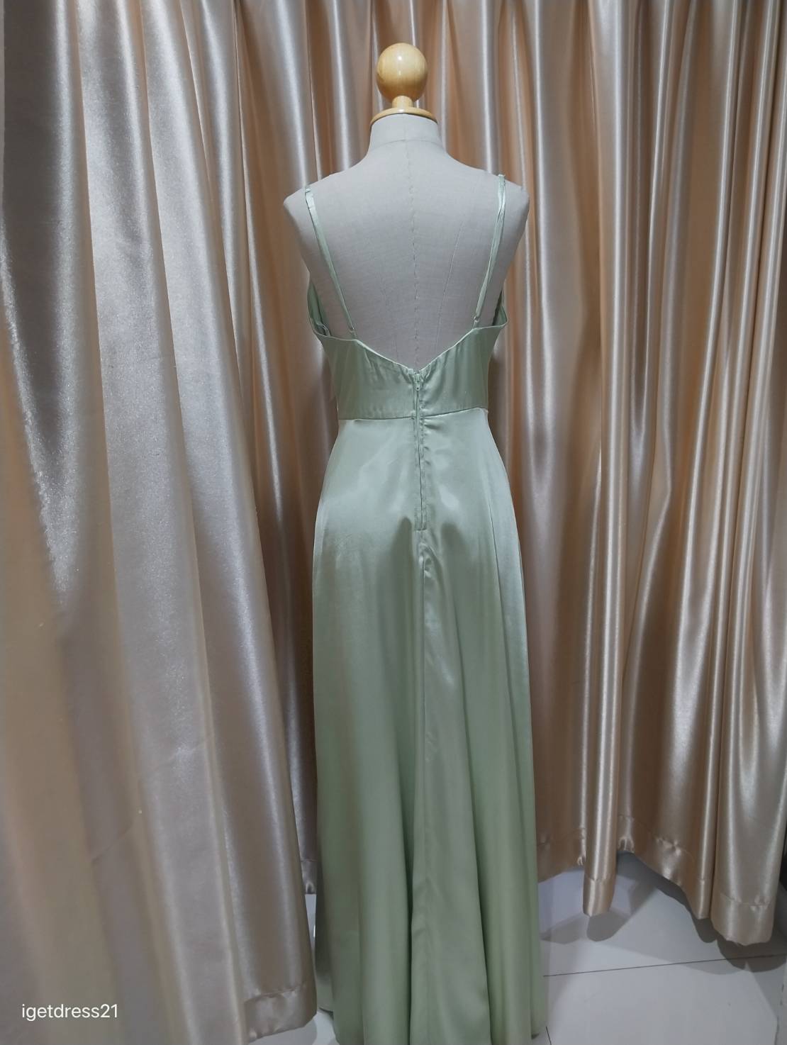 (PRE-LOVED) ชุดราตรียาวสายเดี่ยว สีเขียว L