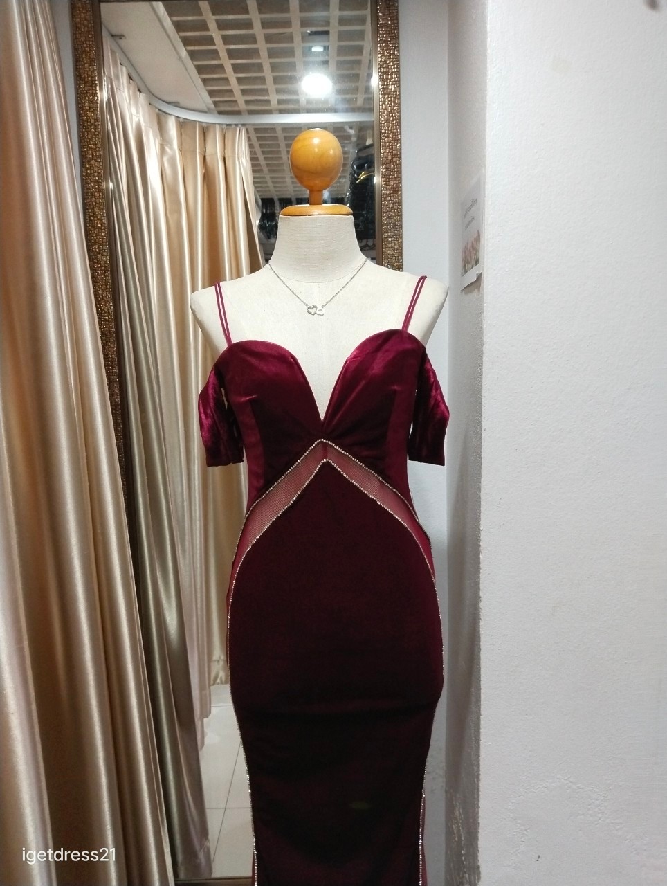 (PRE-LOVED) ราตรียาวสีแดงกำมะหยี่สายเดี่ยวแหวกอก S