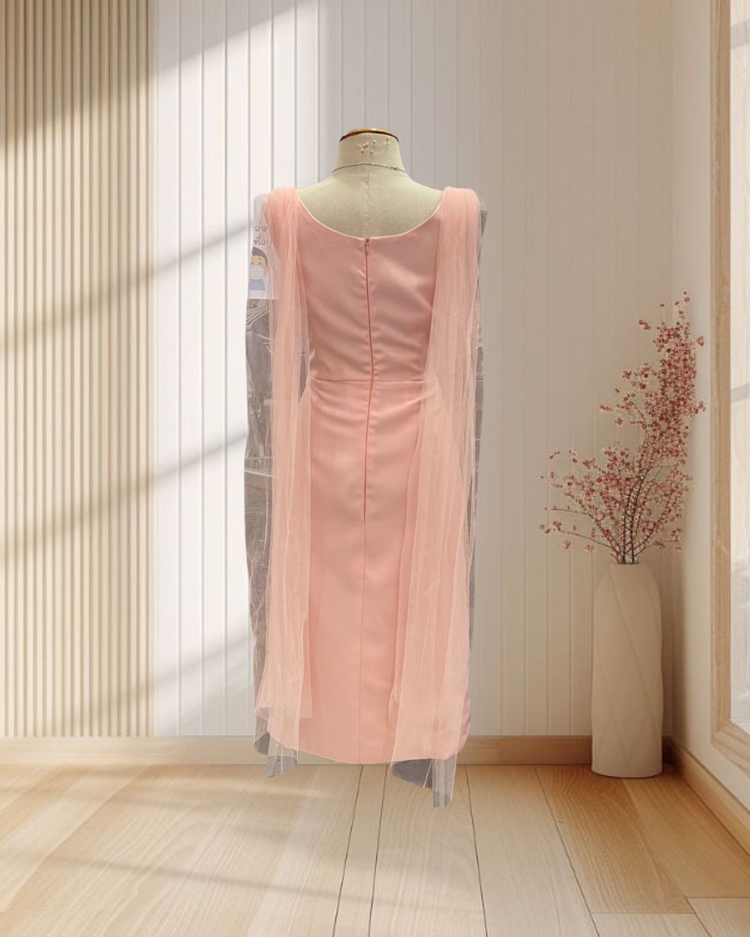 (PRE-LOVED) ราตรีสั้นสีโอรส แขนกุดคอวี แต่งผ้ามุ้งกรุยกราย ไซส์ L