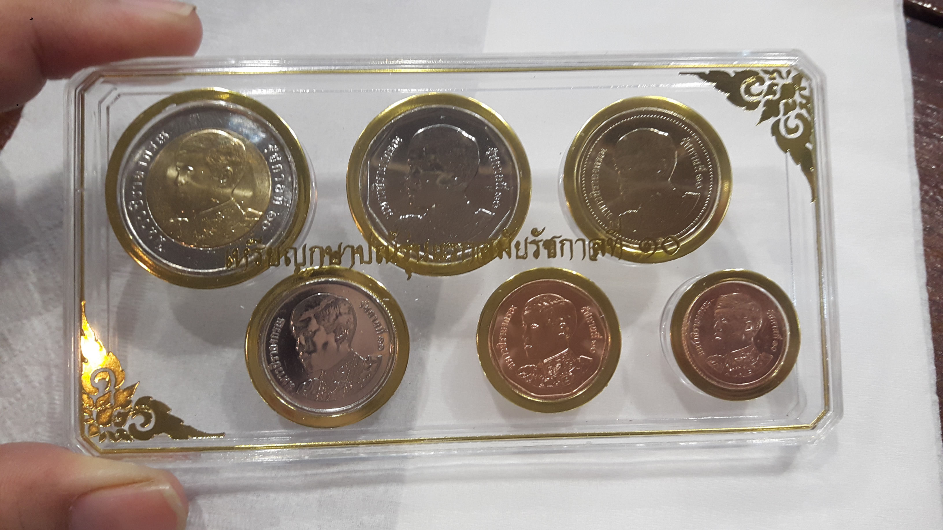 เหรียญหมุนเวียน รัชกาลที่10 พร้อมกรอบอะคริลิคอย่างดี ราคา 25สต /50สต/1,2,5,10บาท รวม6เหรียญ