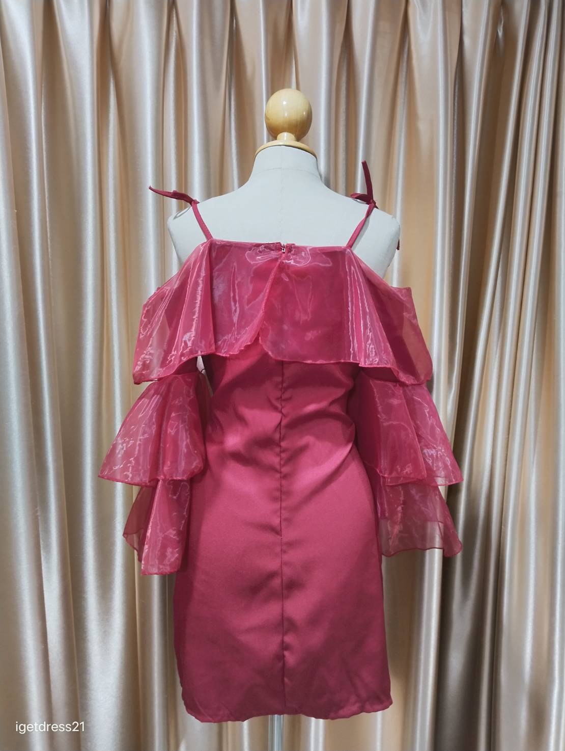 (PRE-LOVED) ชุดราตรีสั้นสายเดี่ยวแขนระบายยาว สีแดงสด M