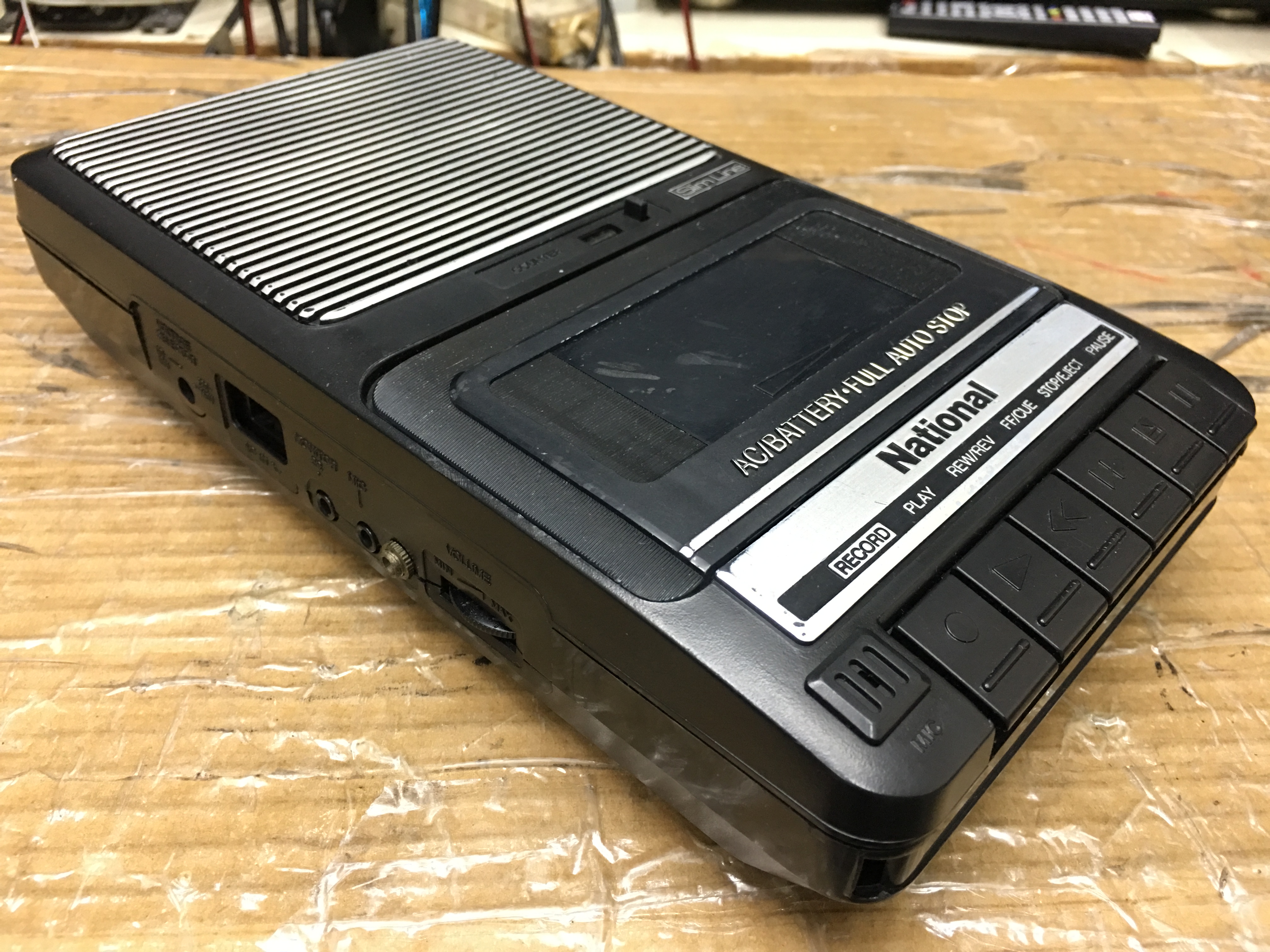 เครื่องเล่นเทปพกพา National RQ2102 Cassette Recorder