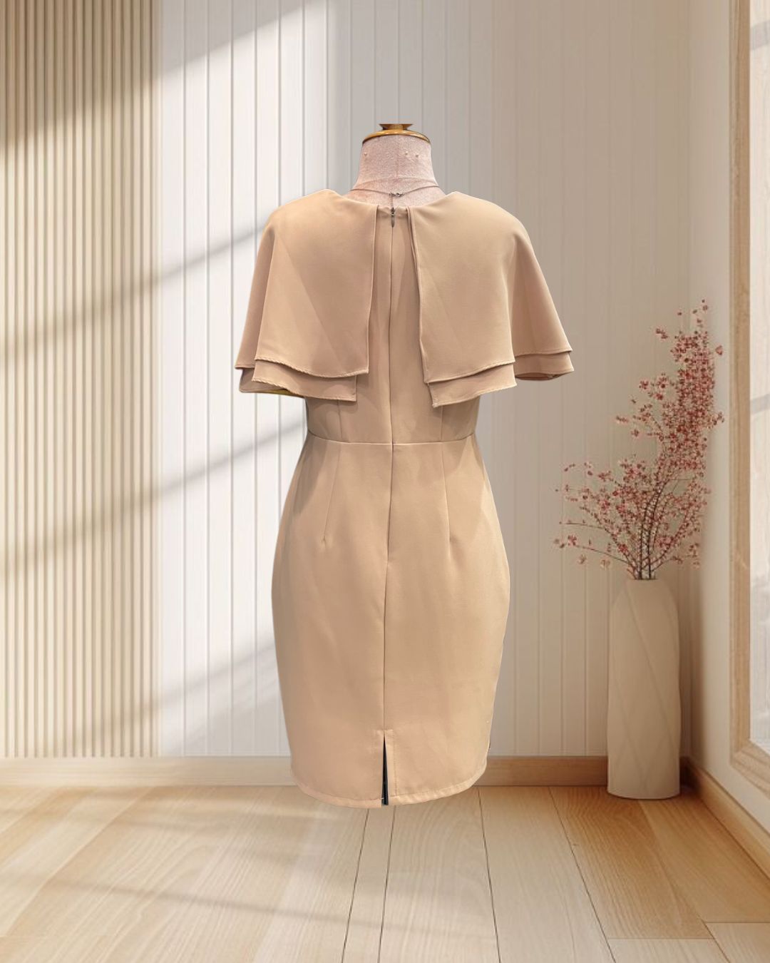 (PRE-LOVED) ราตรีสั้นสีครีม ผ้าโคโค่แขน2ชั้นระบายย้วยเรียบ ไซส์ L