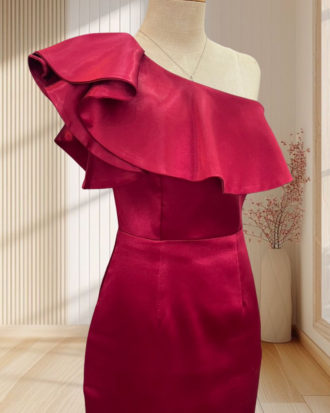 (PRE-LOVED) ราตรีสั้นสีแดง บ่าเฉียง แต่งระบาย ผ้าซาตินหนา ไซส์ S