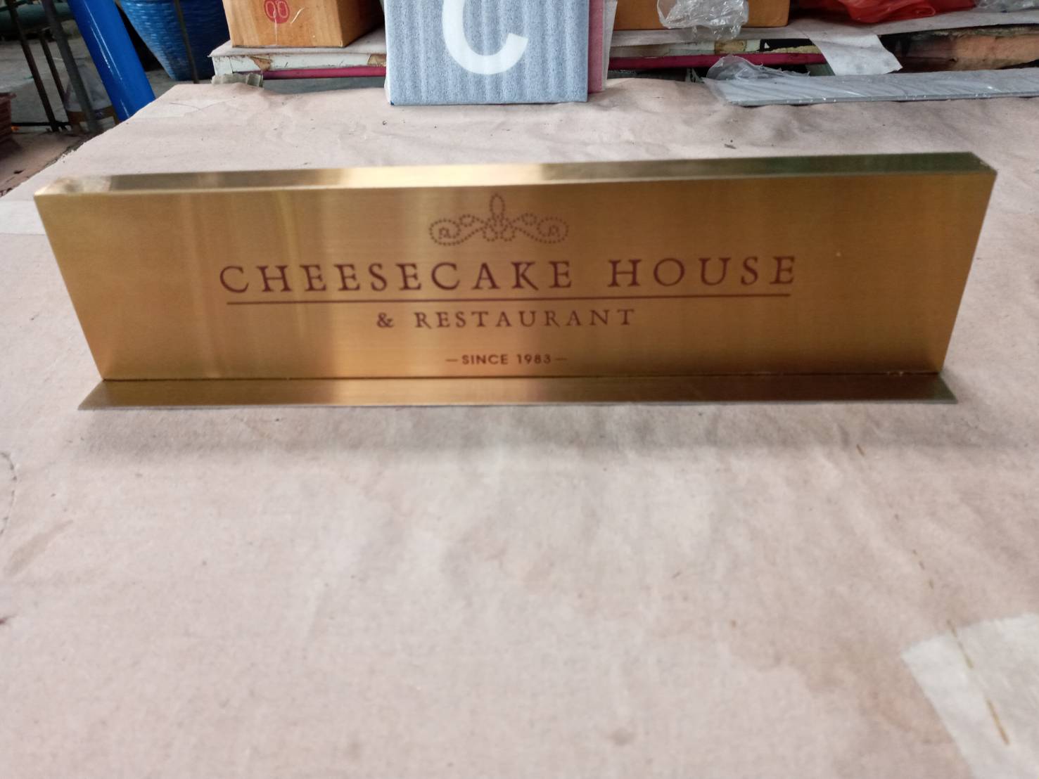 ป้ายสแตนเลสตั้งโต๊ะ สีโรสโกลด์ - CHEESECAKE HOUSE & RESTAURANT