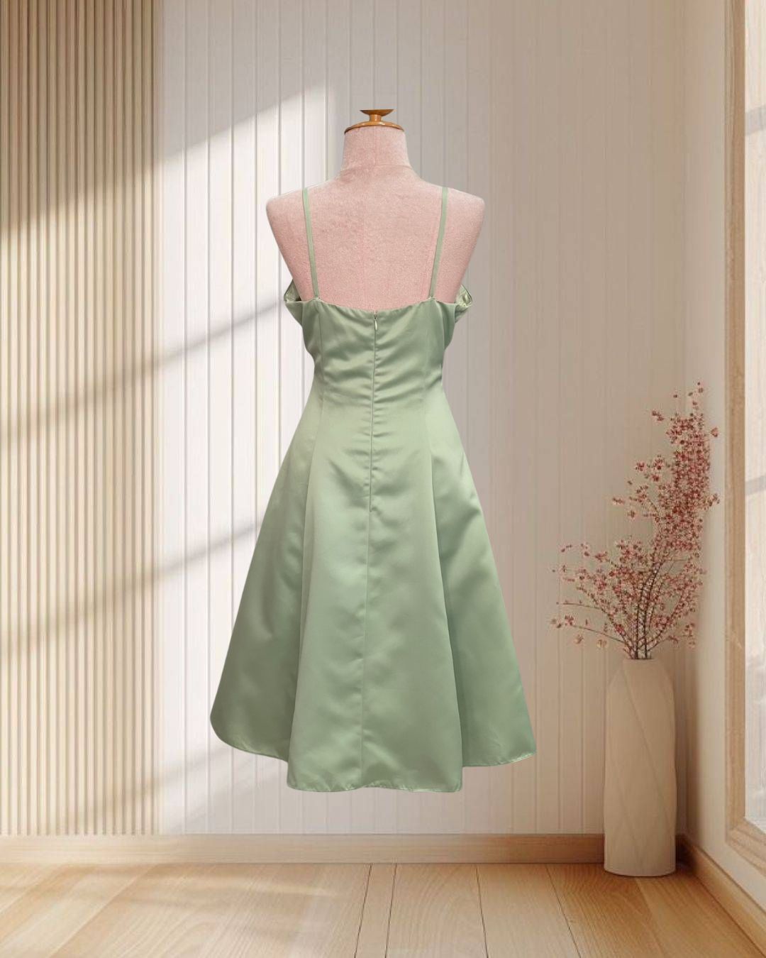 (PRE-LOVED) ราตรีสั้นสีเขียว สายเดี่ยว กระโปรงบาน ไซส์ L