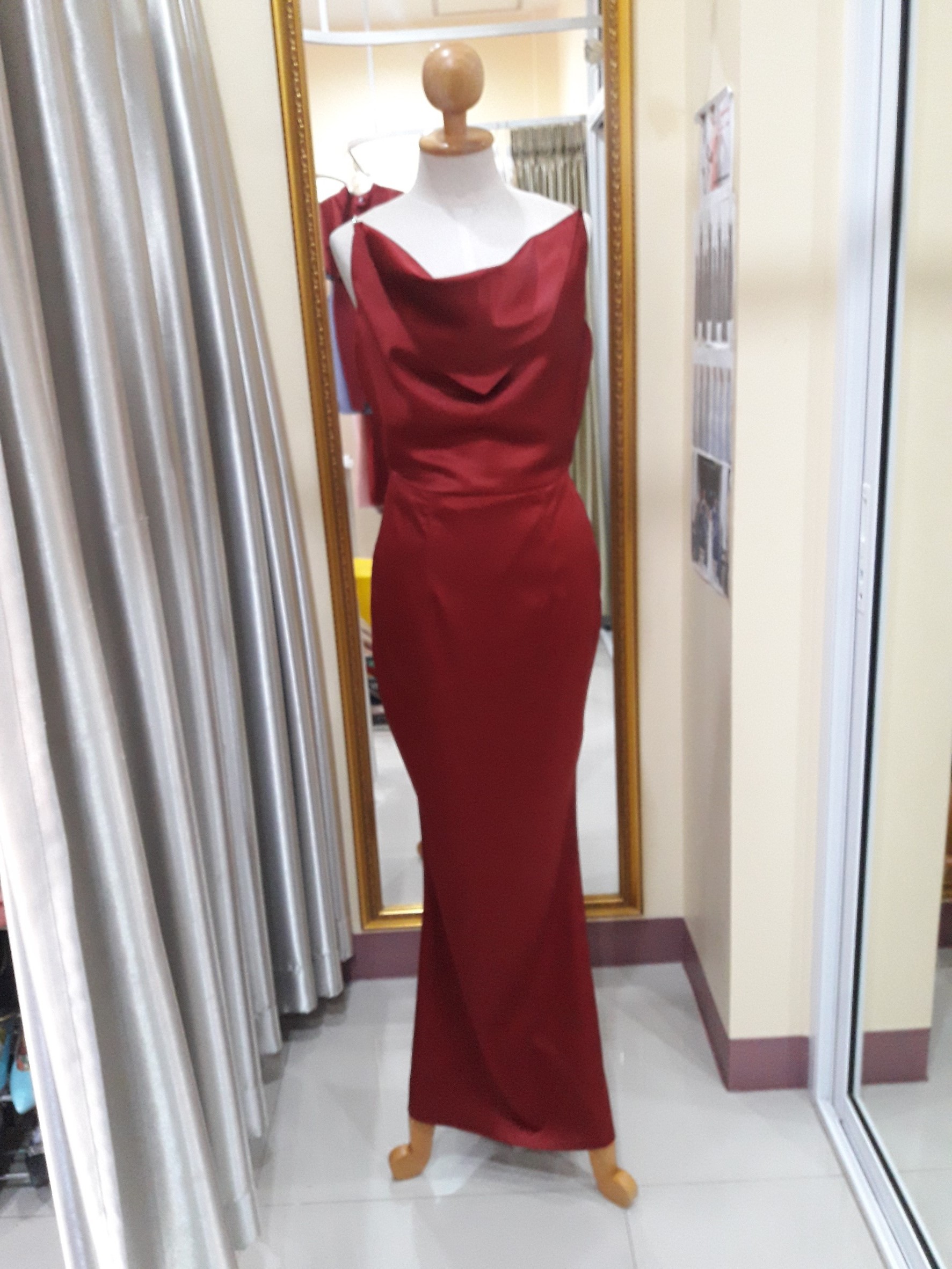 (PRE-LOVED) ชุดราตรียาวสีแดงสายเดี่ยวเพชร(S)