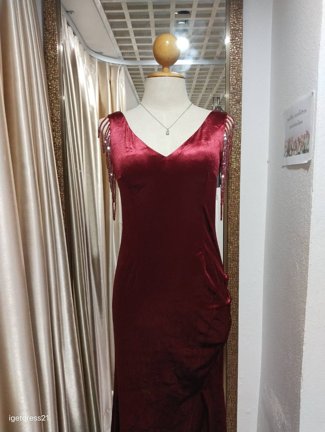 (PRE-LOVED) ราตรียาวสีแดงผ้ากำมะหยี่ปักเลื่อมห้อยเป็นชั้นๆ S