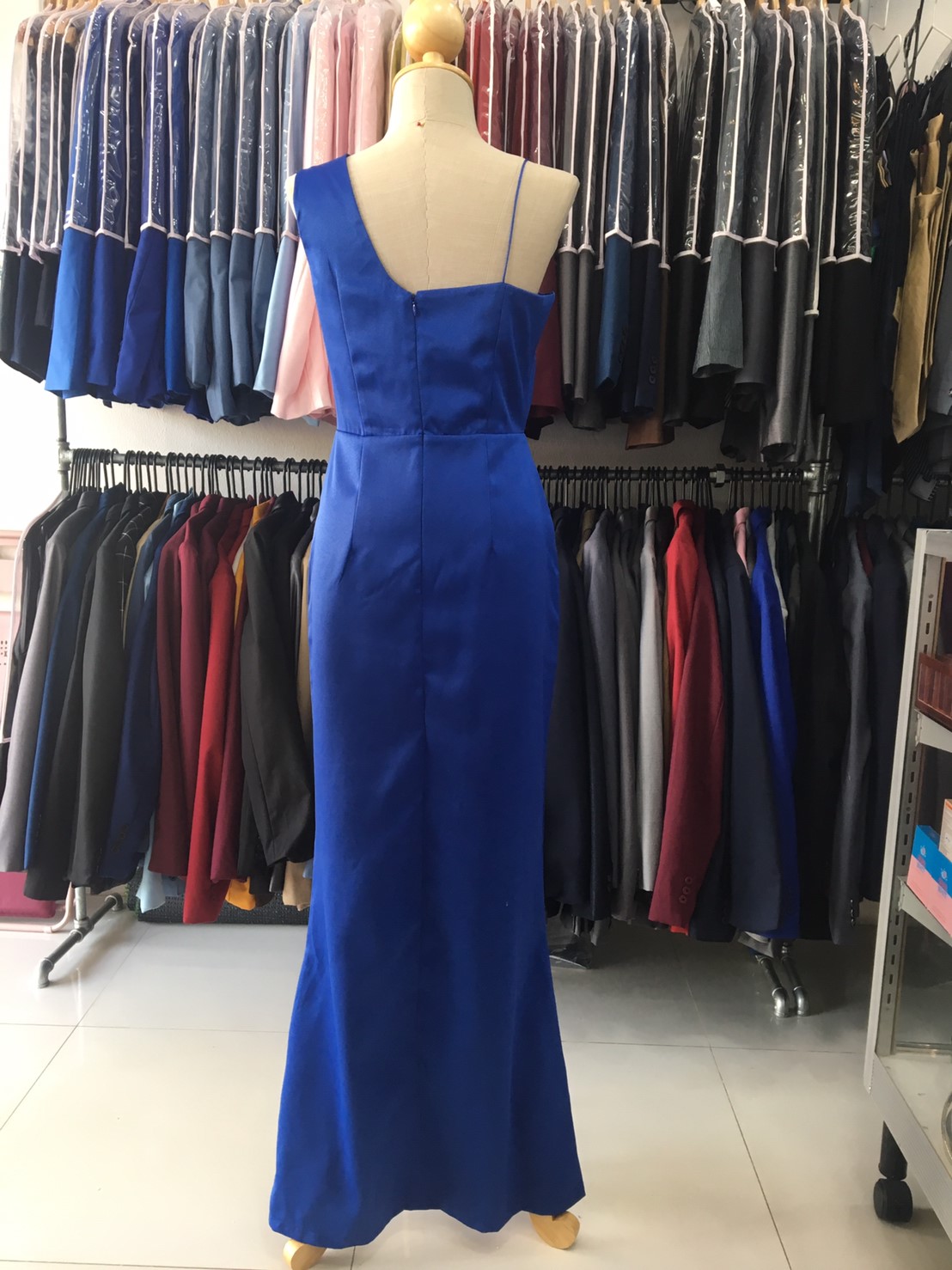 (PRE-LOVED) ราตรียาวสีน้ำเงินสดแขนกุดและสายเดียว(M)