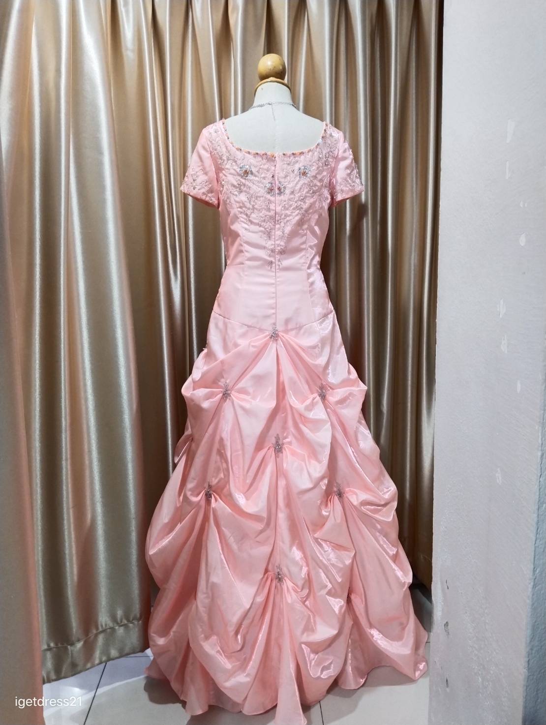 (PRE-LOVED) ชุดราตรียาวมีแขนกระโปรงจับจีบเจ้าหญิงสีโอรส M