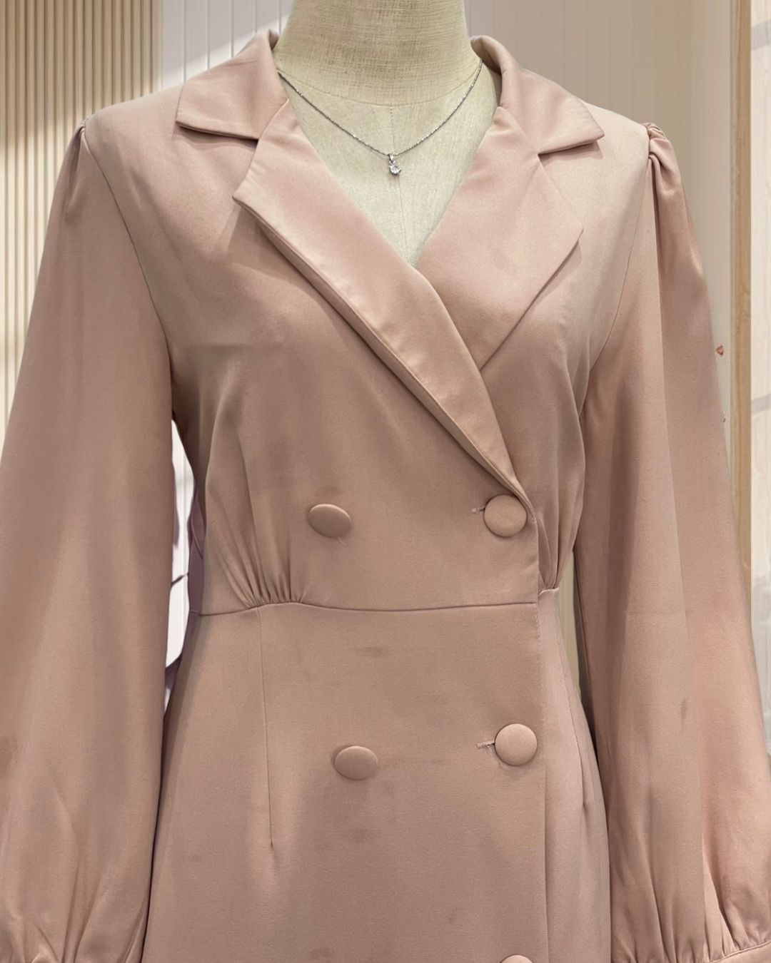 (PRE-LOVED) เดรสสั้นสีครีม คอปกแขนยาว กระโปรงระบาย แต่งกระดุมคู่ ไซส์ XL