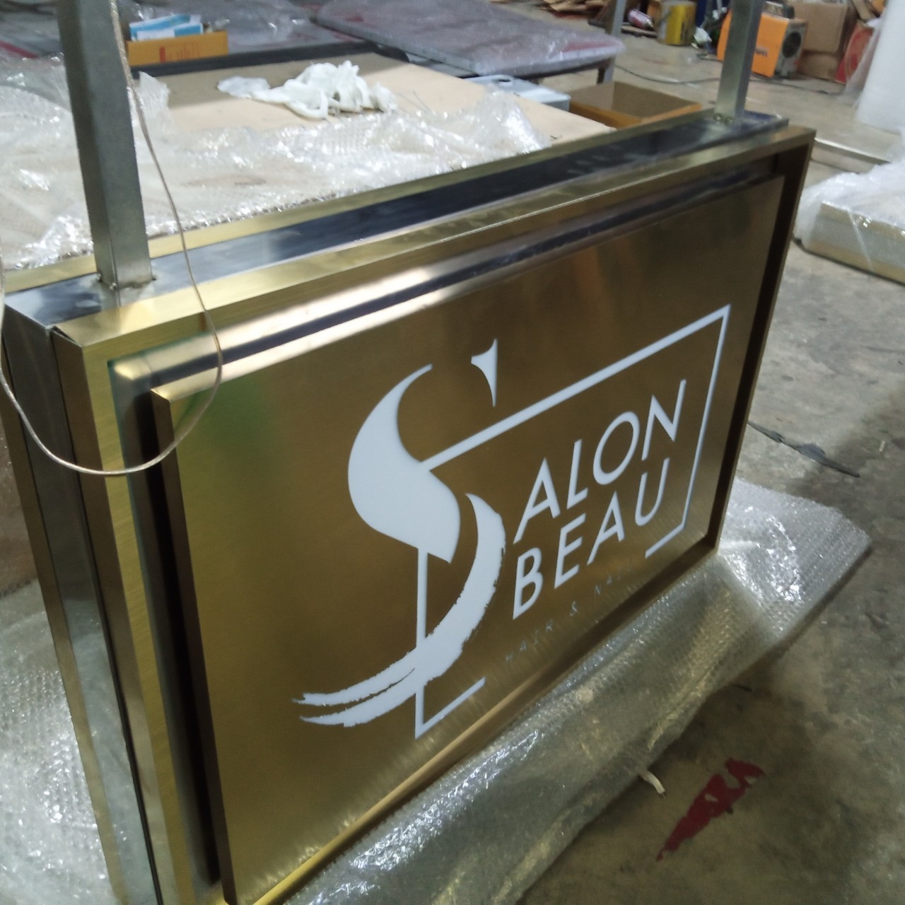 ป้ายกล่องไฟออกหน้า SALON BEAU