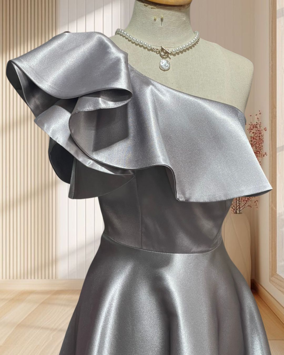 (PRE-LOVED) ราตรีสั้นสีเงินบ่าเฉียงระบายกระโปรงบาน (S)