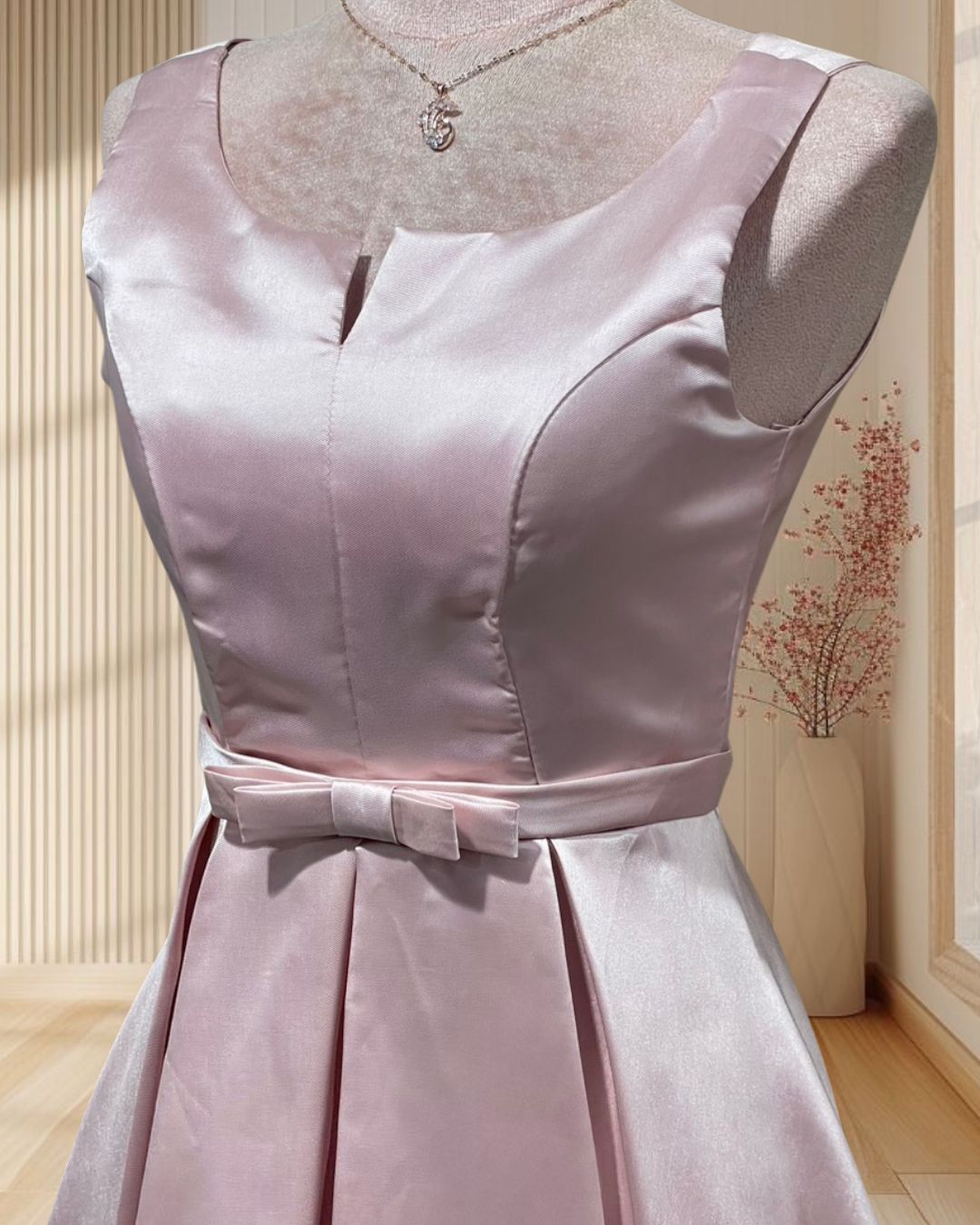 (PRE-LOVED) ราตรีสั้นสีชมพู ผ้าไหมเทียม แขนกุด กระโปรงบาน สานหลัง ไซส์ S