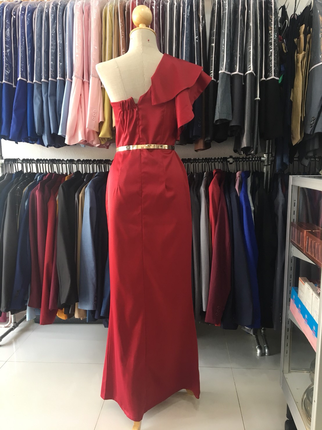 (PRE-LOVED) ราตรียาวสีแดงไหล่เฉียงระบาย (M)