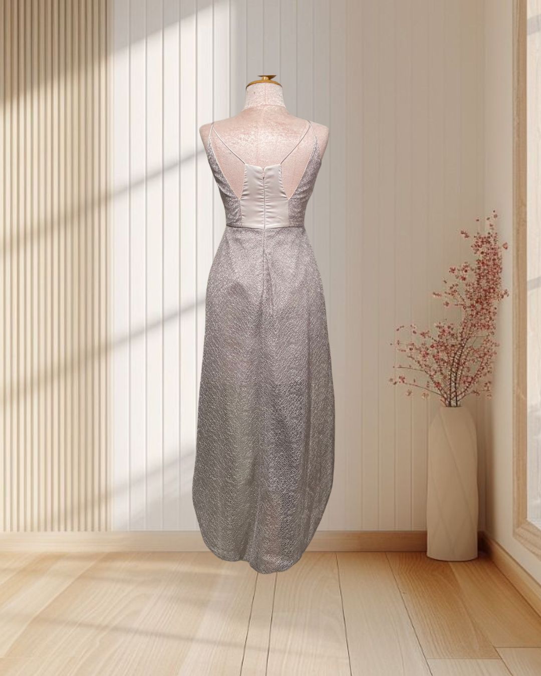 (PRE-LOVED) ราตรีสั้นสีครีม สายเดี่ยว เว้าหลัง แต่งผ้าคลุมสี่เทา ไซส์ S