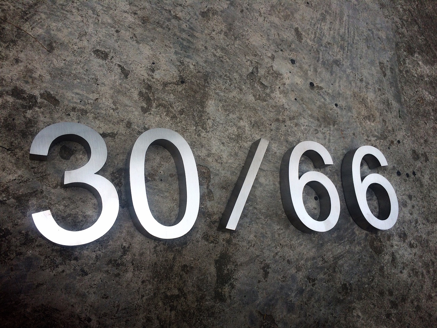 อักษรสแตนเลสแฮร์ไลน์ บ้านเลขที่ 30/66 ขนาด 12 cm