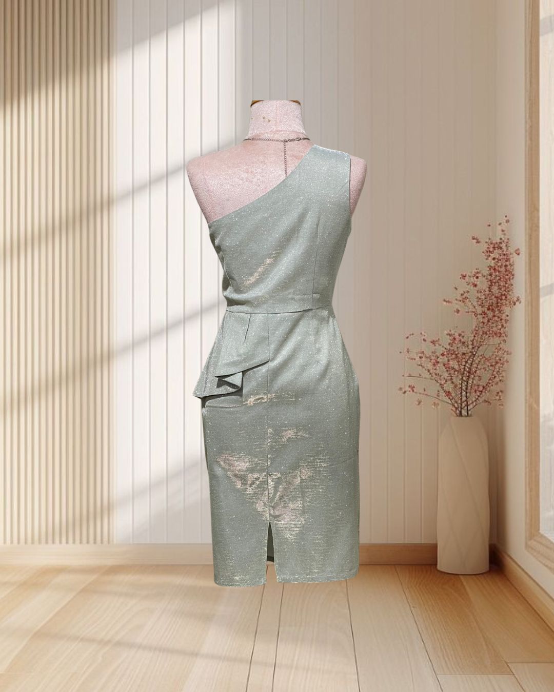 (PRE-LOVED) ราตรีสั้นสีทอง บ่าเฉียง ผ้ากลิตเตอร์ ไซส์ L