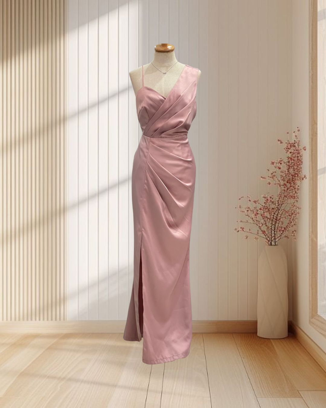 ราตรียาวสีชมพู บ่าเฉียง สายเดี่ยวเล็ก แต่งจีบช่วงเอว ไซส์ L