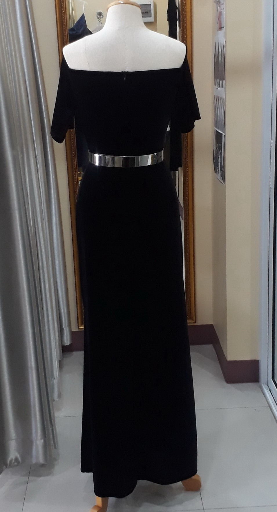 (PRE-LOVED) ชุดราตรียาวสีดำเปิดไหล่มีแขนผ้ากำมะหยี่ (M) มือ2