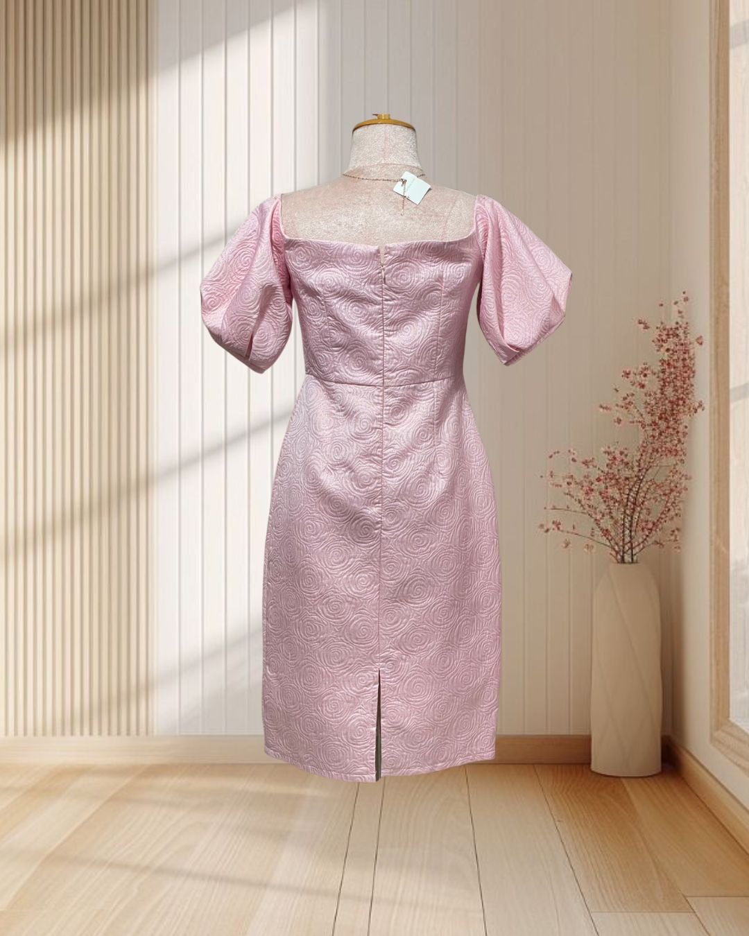 (PRE-LOVED) ราตรีสั้นสีชมพู ปาดไหล่แขนตุ๊กตาผ้าลาย ไซส์ M