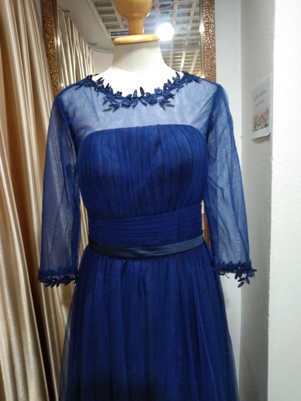 (PRE-LOVED) ราตรียาวสีน้ำเงินมีแขน กระโปรงผ้ามุ้ง (M)