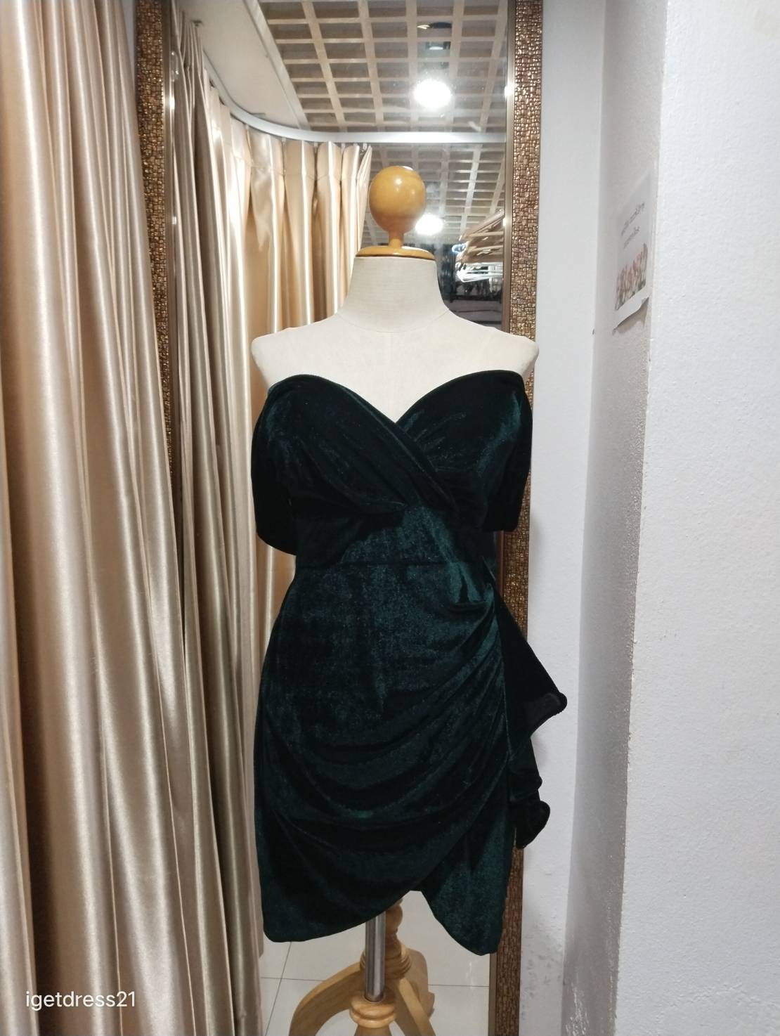 (PRE-LOVED) ราตรีสั้นสีเขียวกำมะหยี่ปาดไหล่คอวี S