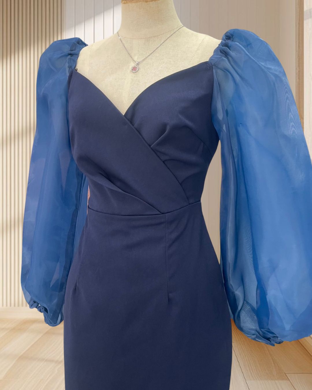 (PRE-LOVED) ราตรีสั้นสีกรม คอวี แขนยาวผ้าแก้ว ไซส์ S