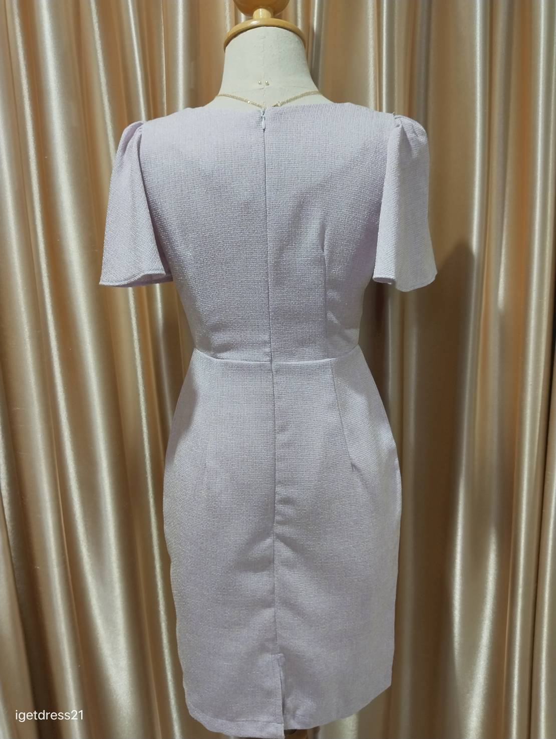 (PRE-LOVED) ชุดราตรีสั้นคอวีป้ายแขนระบายกระโปรงทรงสอบS