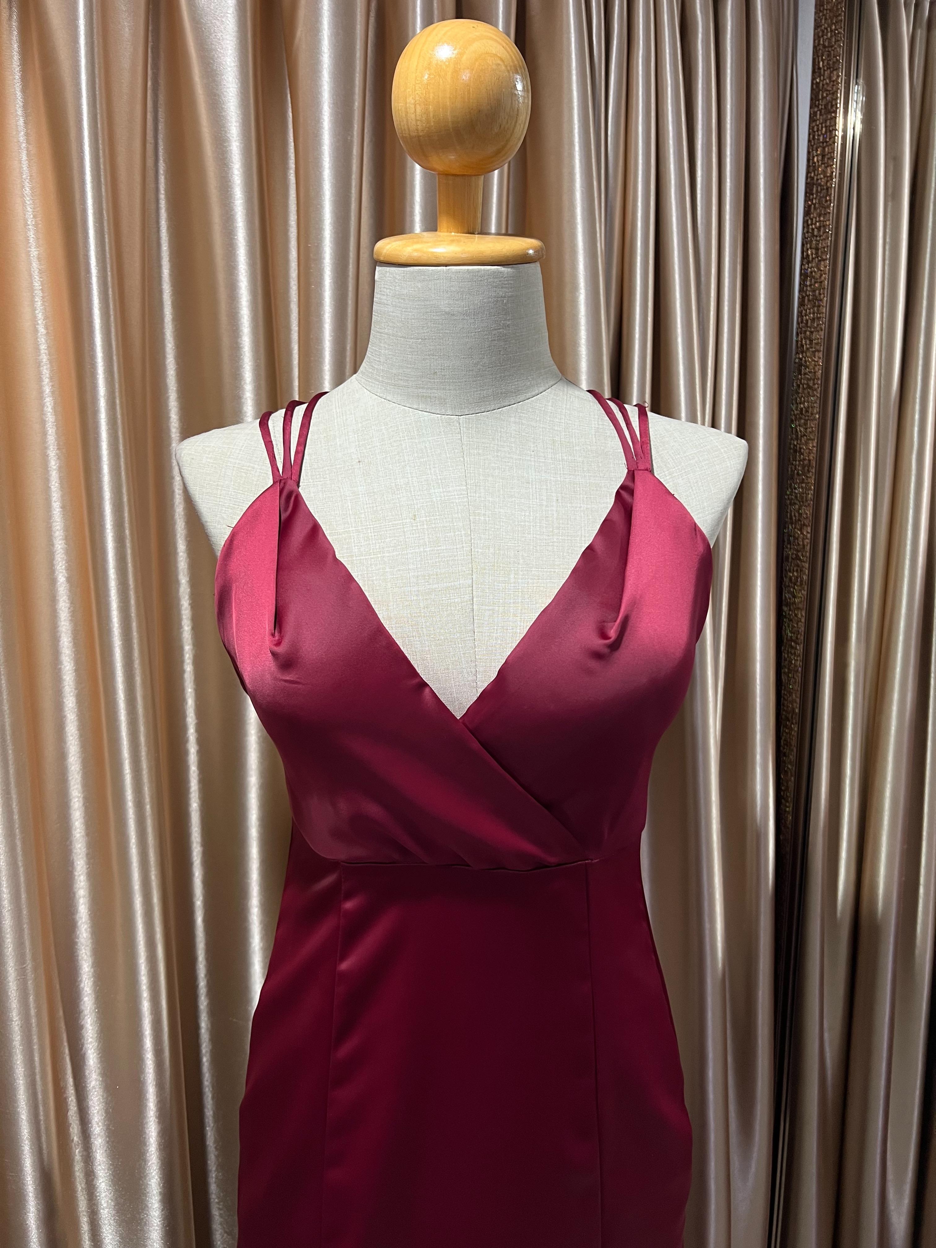 (PRE-LOVED) ยาวแดงไขว้หลังเซกซี่ L