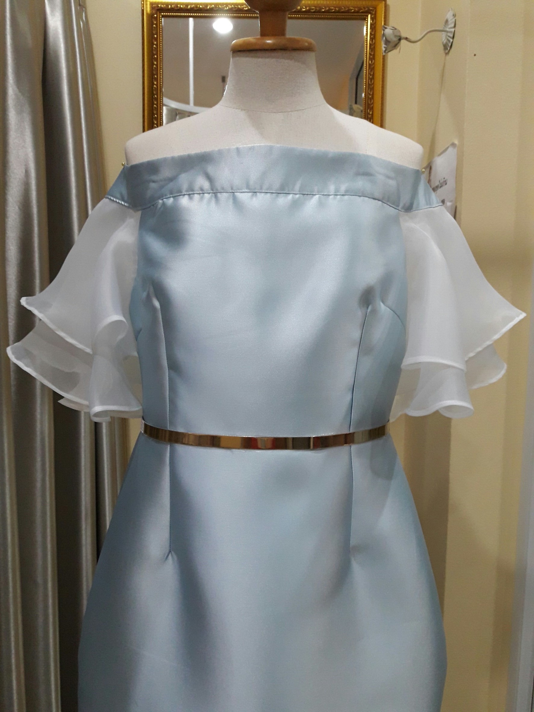 (PRE-LOVED) ชุดราตรีสั้นสีฟ้าเปิดไหล่เเขนเเต่งระบาย (Size : XL)