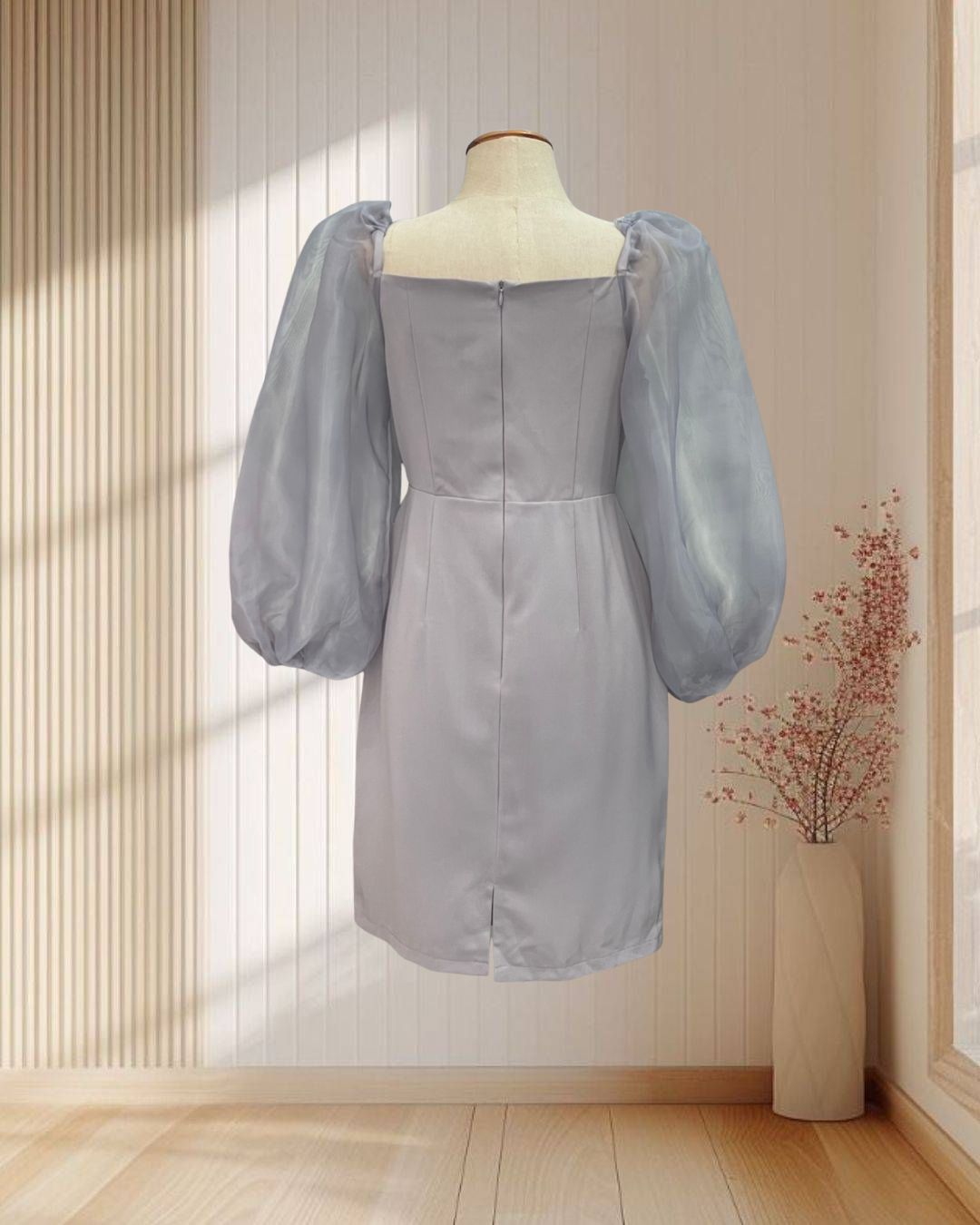 (PRE-LOVED) ราตรีสั้นสีเทา แขนยาวผ้าแก้ว คอวี ไซส์ L